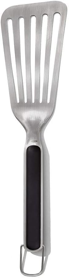 Volteador de parrilla OXO Good Grips color negro