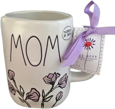 Taza de café y té de cerámica Rae Dunn Mom con flores moradas