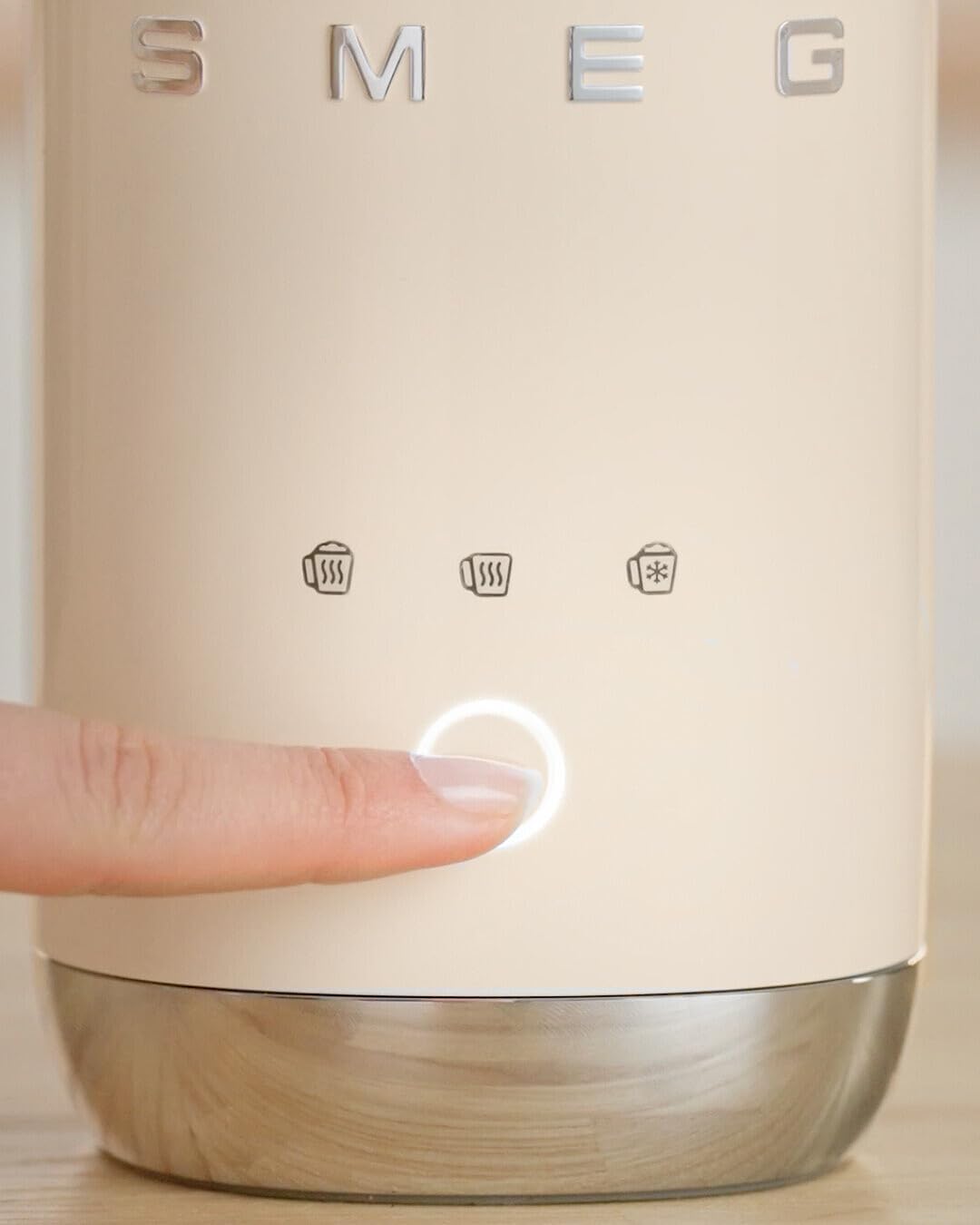 Mini espumador eléctrico SMEG estilo retro para capuchino