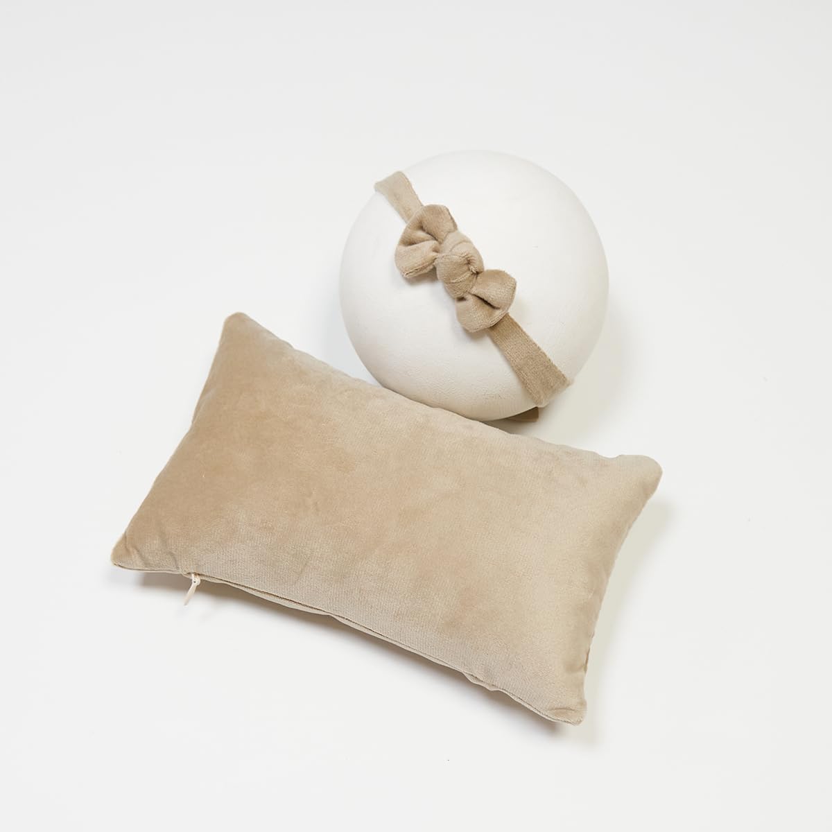 Almohada terciopelo para posar bebé con diadema bronceado