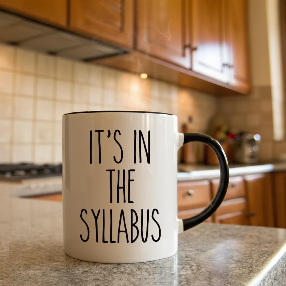 Taza de café divertida con texto en inglés It's In The Syllabus