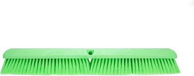 Escoba plástica 24pulg código color para exteriores e interiores