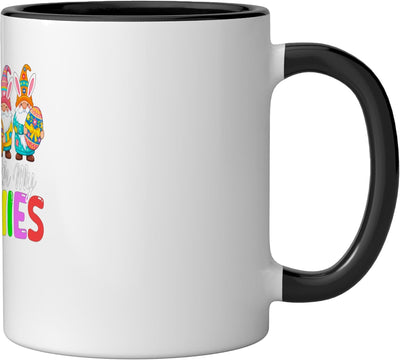 Taza de cerámica colorida con conejos de Pascua