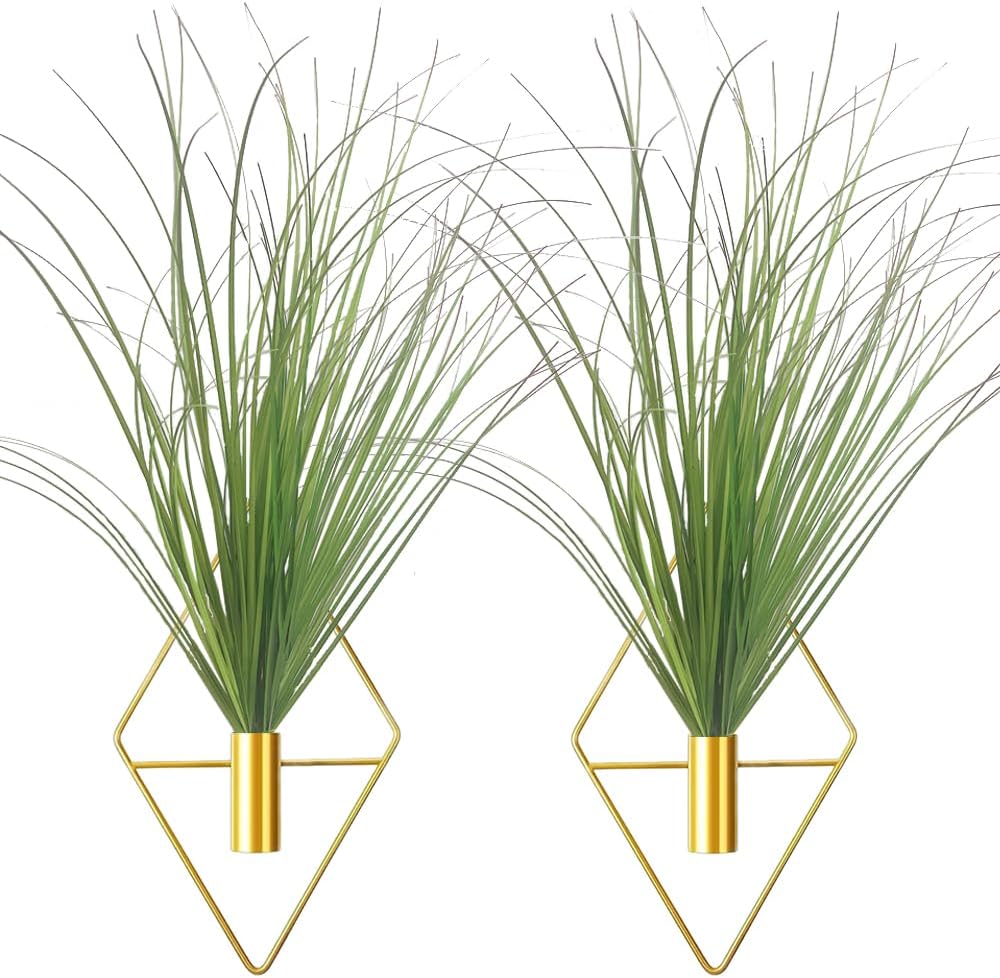 Macetas colgantes doradas con plantas artificiales hierba trigo