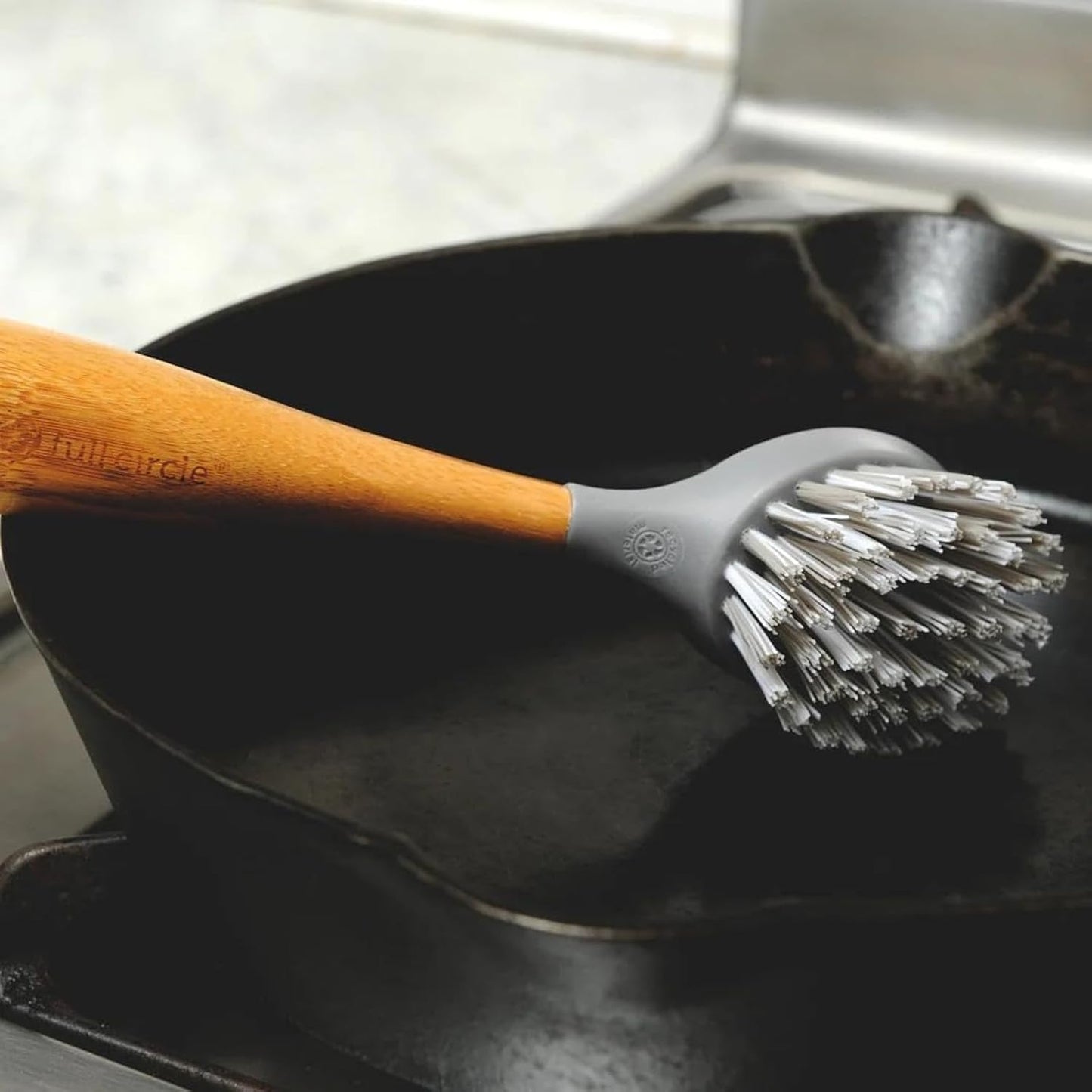 Cepillo y raspador de platos bambú hierro fundido duradero