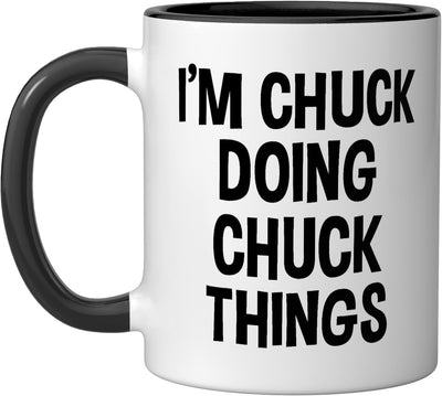 Taza cerámica divertida Chuck haciendo cosas Chuck en negro/blanco