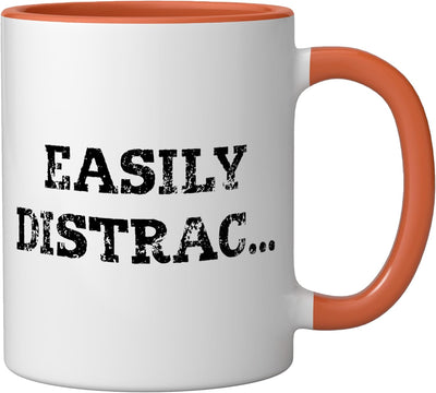 Taza cerámica con diseño humorístico de texto distraído, naranja/blanco