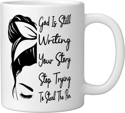 Taza cerámica God Is Still Writing Your Story Deja de intentar robar el lápiz