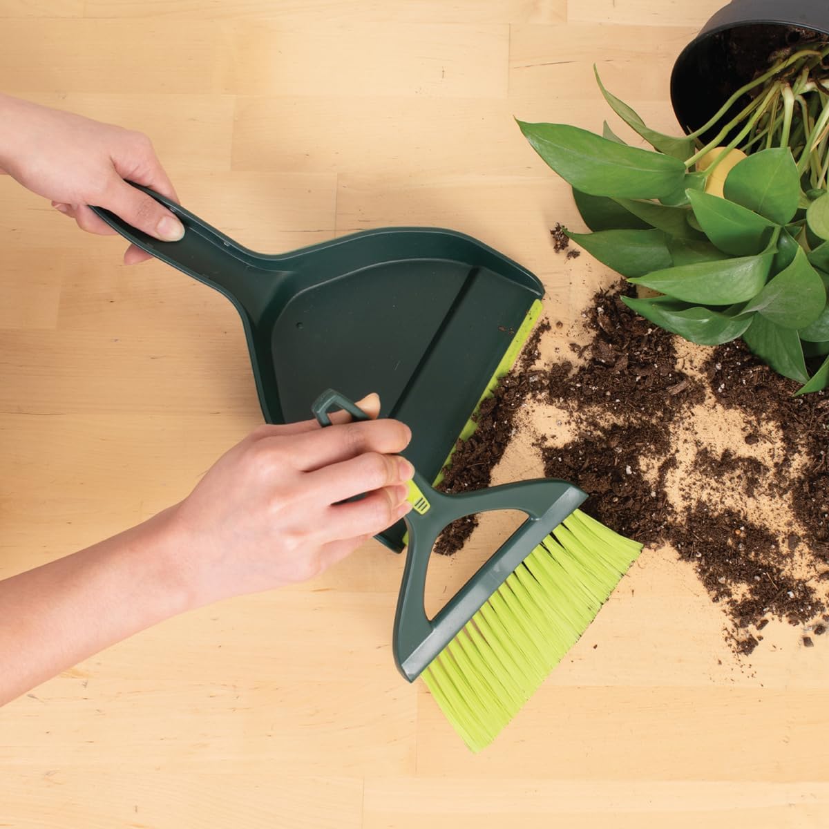 Juego recogedor y cepillo mini portátil verde
