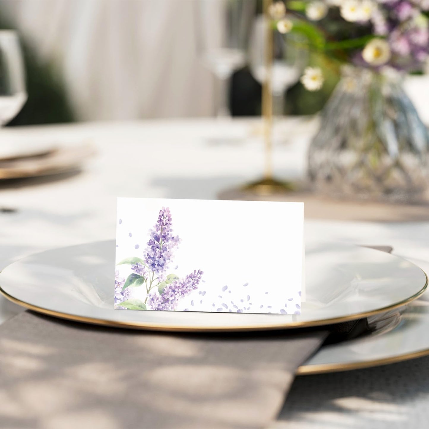 Tarjetas de lugar de flores moradas para mesas de eventos