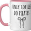 Taza de cerámica Only Hotties Do Pilates rosa/blanca