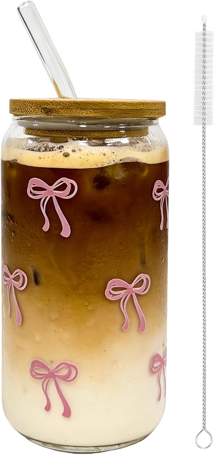 Vasos de vidrio con lazo rosa, tapas de bambú, popotes y cepillos para batidos, café helado y jugos