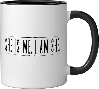 Taza cerámica She Is Me I Am She Día Internacional de la Mujer Negro/Blanco