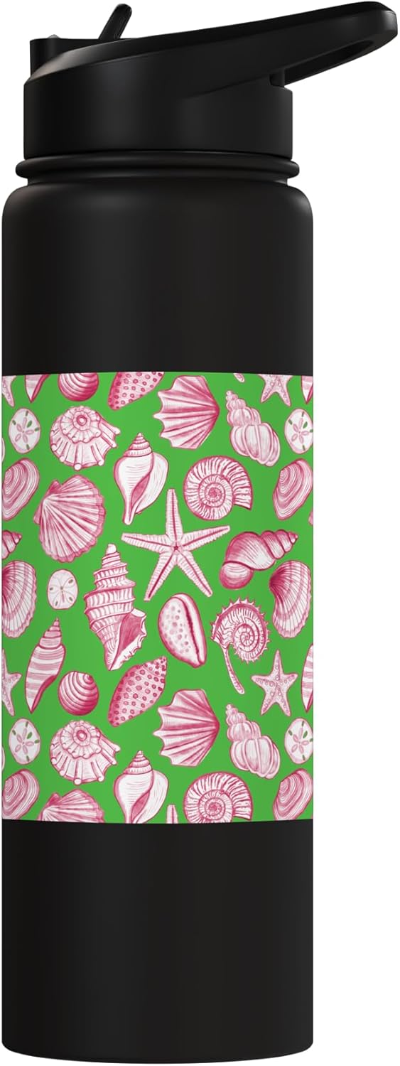 Botella de agua aislada con conchas marinas rosa y verde