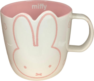 Taza de café con cara de Miffy blanca y rosa y garabatos de flores