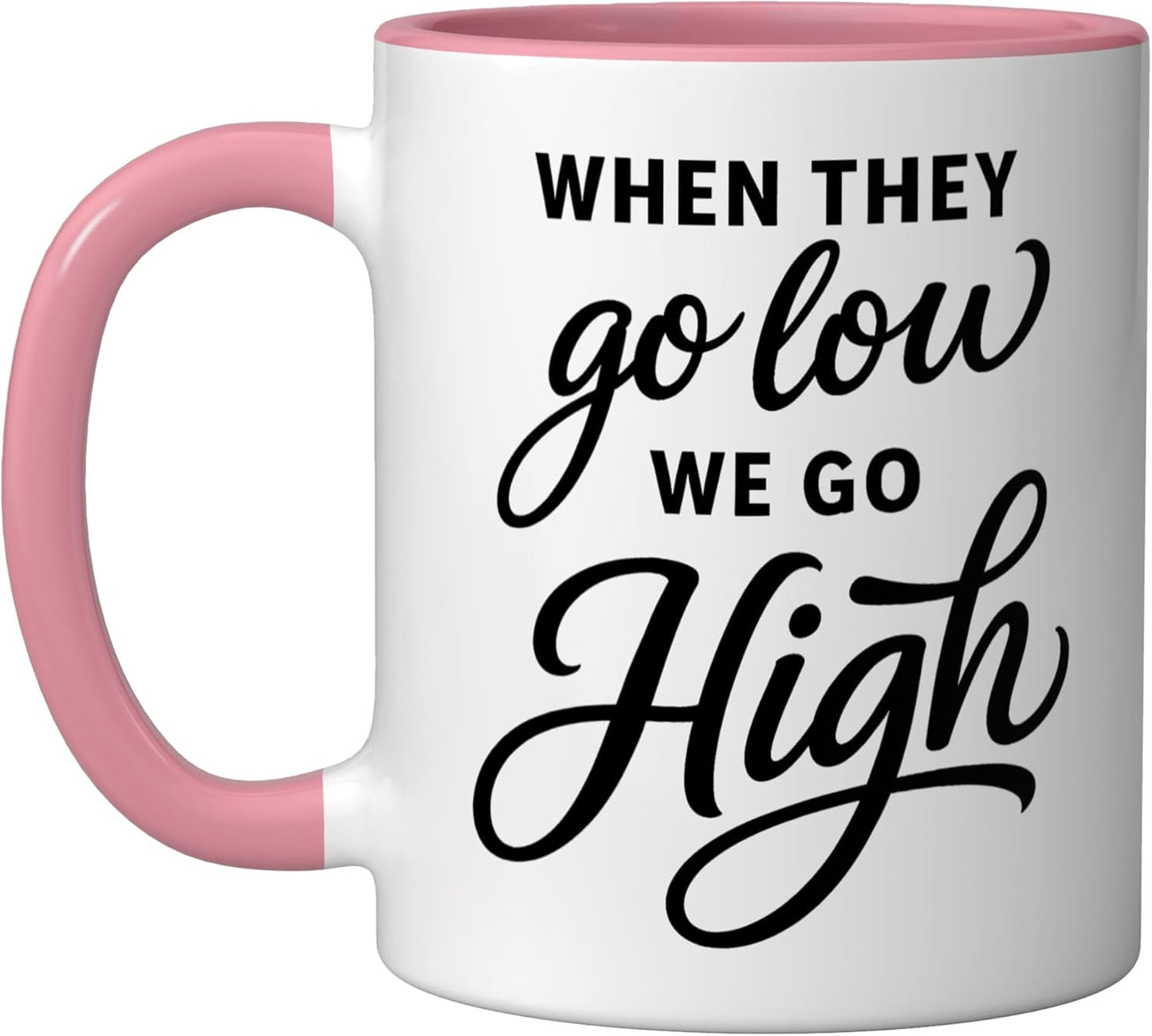 Taza cerámica When They Go Low We Go High protesta inmigración rosa/blanco