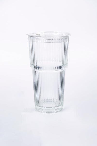 Vaso vidrio pajilla diseño acanalado transparente aislado con tapa