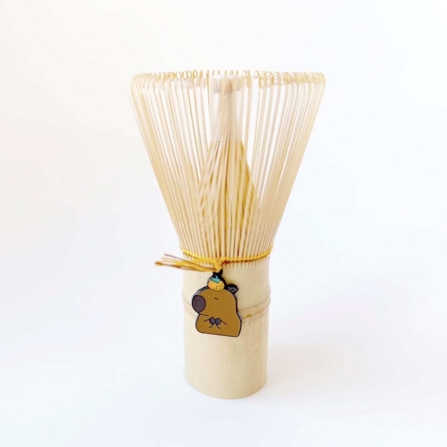 Cuchara de matcha de bambú natural con charm de capibara