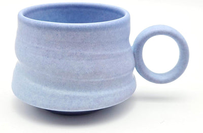 Taza de café de cerámica hecha a mano azul apta para microondas
