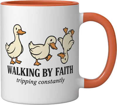 Taza cerámica Walking By Faith con humor cristiano de pato naranja/blanco