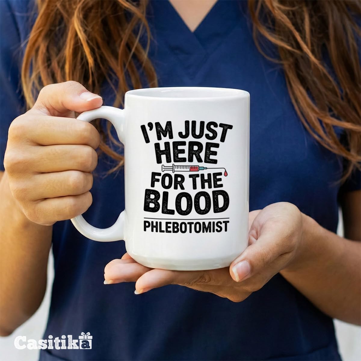 Taza de flebotomía con texto en inglés I'm Just Here For The Sangre