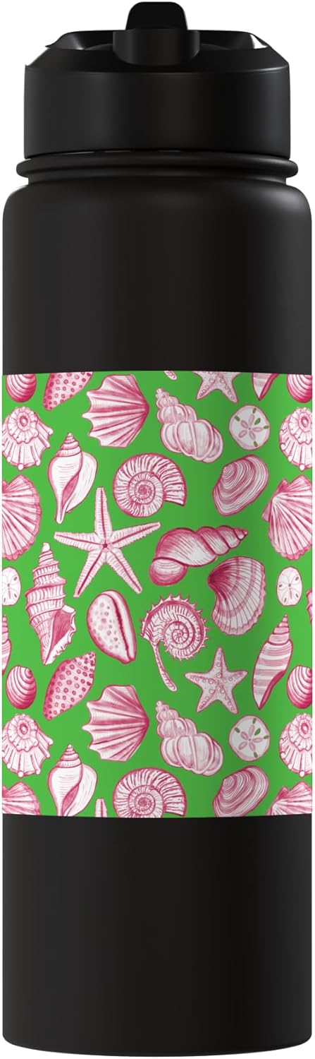 Botella de agua aislada con conchas marinas rosa y verde