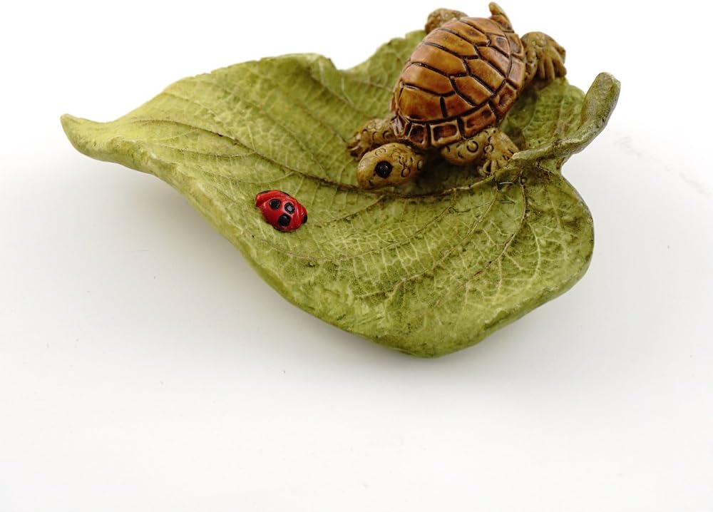 Estatua tortuga mini en hoja jardín hadas