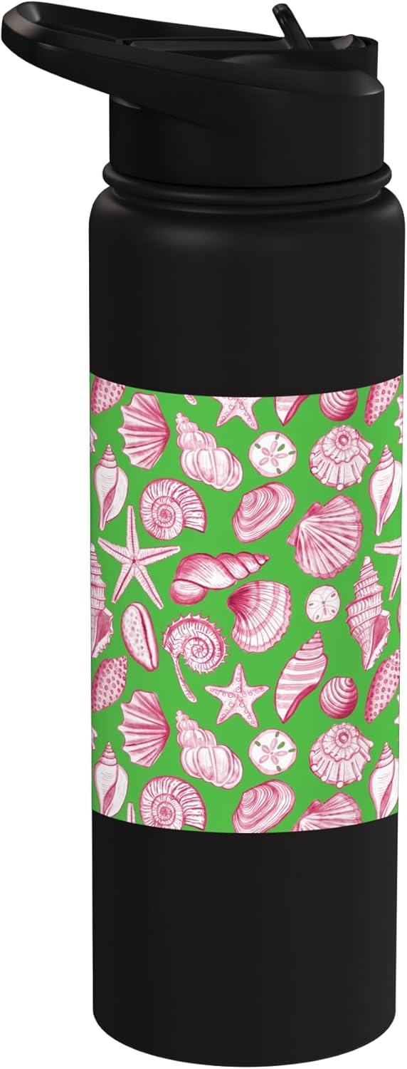 Botella de agua aislada con conchas marinas rosa y verde