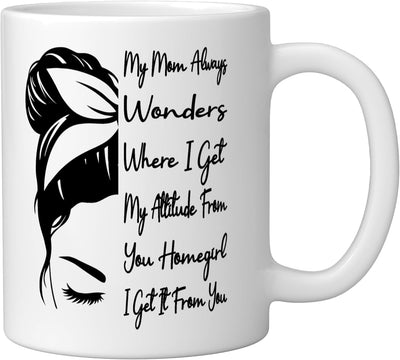 Taza de cerámica para madre blanca con frase 'Mi mamá siempre se pregunta de dónde saco mi actitud'