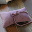 Almohada terciopelo posar bebé con diadema morado claro