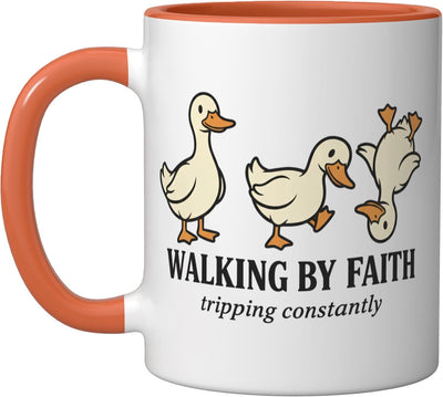 Taza cerámica Walking By Faith con humor cristiano de pato naranja/blanco
