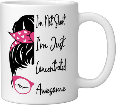 Taza de cerámica para chica alta divertida con mensaje 'No soy baja solo estoy concentrada'