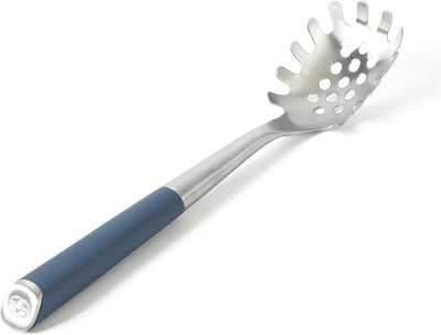 Servidor de pasta Calphalon Edge de acero inoxidable con mango termoplástico azul