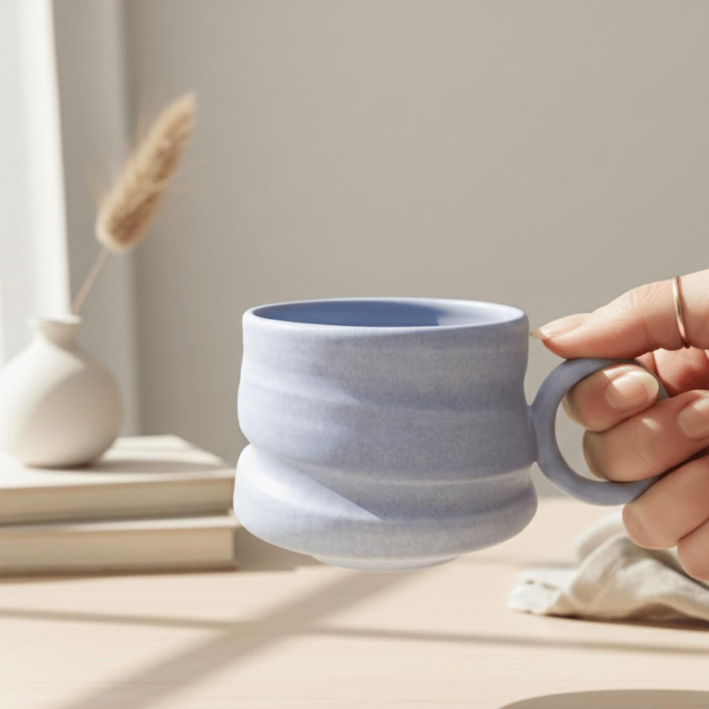 Taza de café de cerámica hecha a mano azul apta para microondas