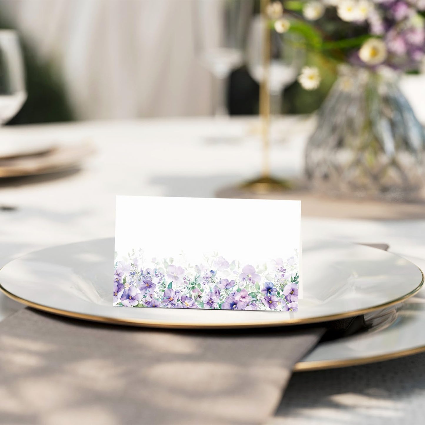 Tarjetas de lugar de flores moradas para mesa de boda y eventos