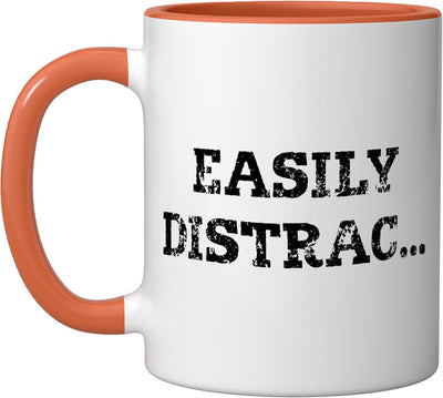 Taza cerámica con diseño humorístico de texto distraído, naranja/blanco