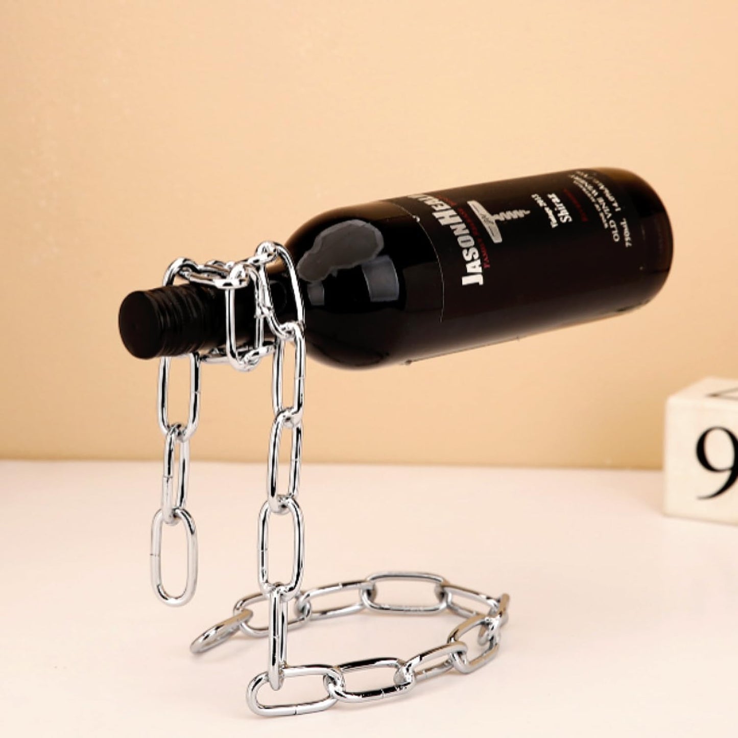Soporte flotante para botellas de vino de metal plateado