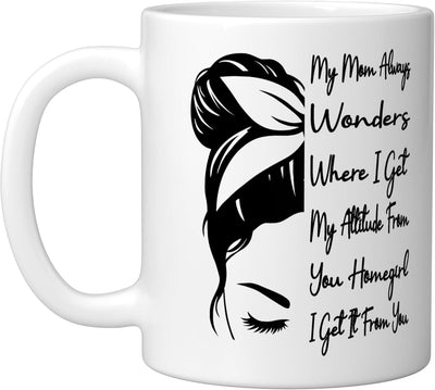 Taza de cerámica para madre blanca con frase 'Mi mamá siempre se pregunta de dónde saco mi actitud'