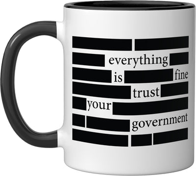 Taza cerámica divertida Everything is Fine confía en el gobierno negro/blanco