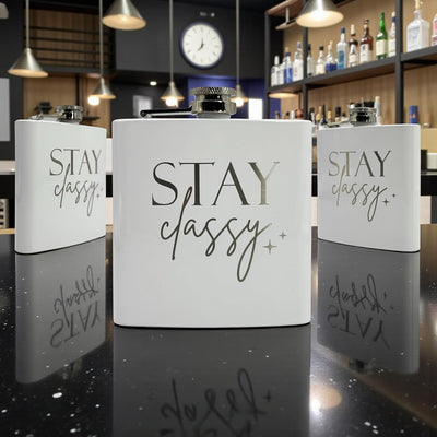 Frasco de cadera de acero inoxidable para mujer color blanco grabado Stay Classy con embudo