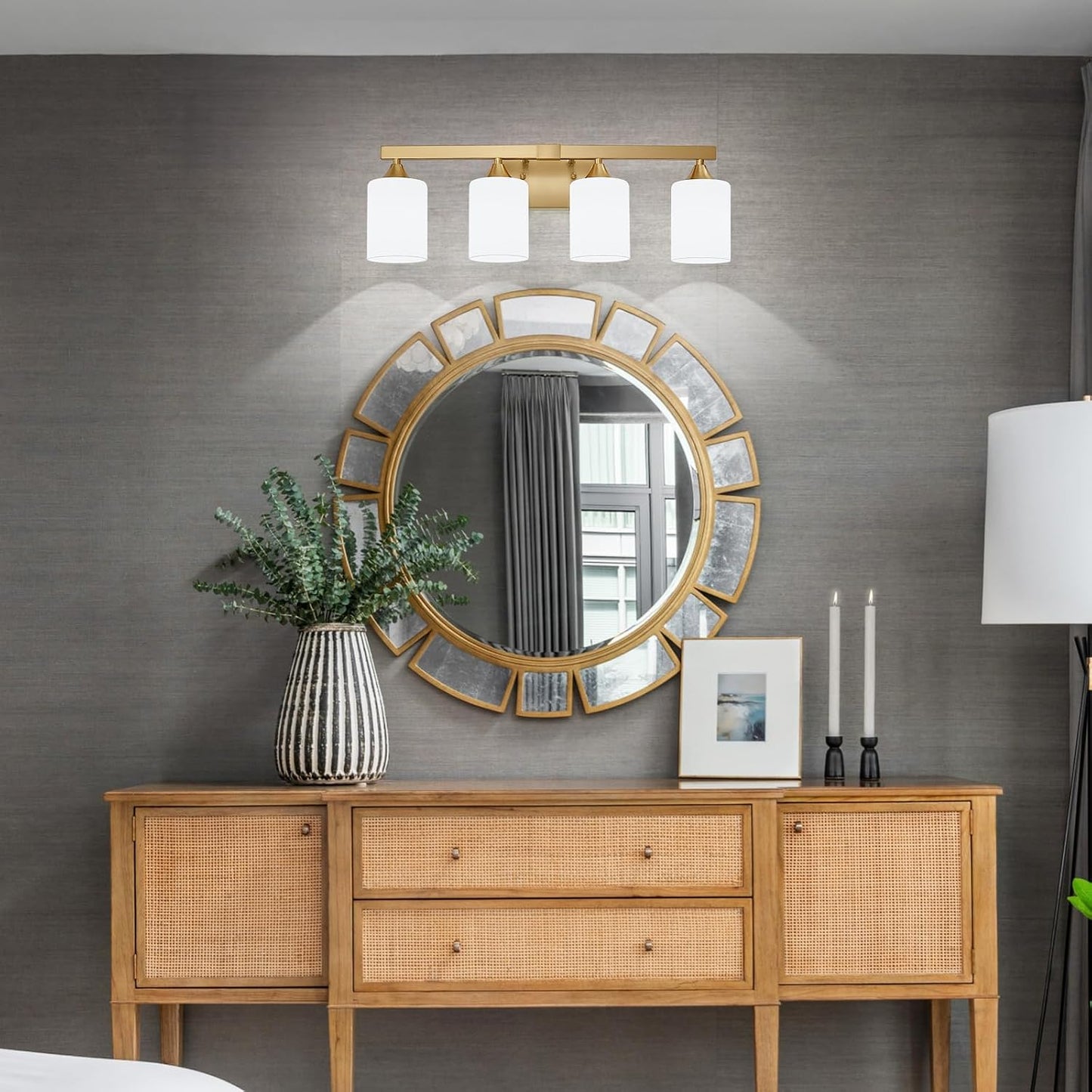 Lámpara baño 4 luces dorada vidrio blanco lechoso E26
