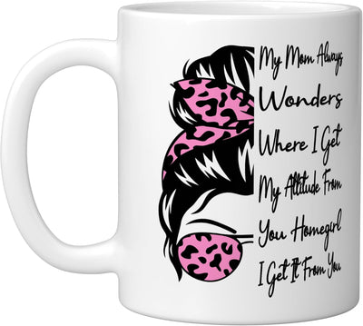 Taza de cerámica para madre blanca con frase 'Mi mamá siempre se pregunta de dónde saco mi actitud'