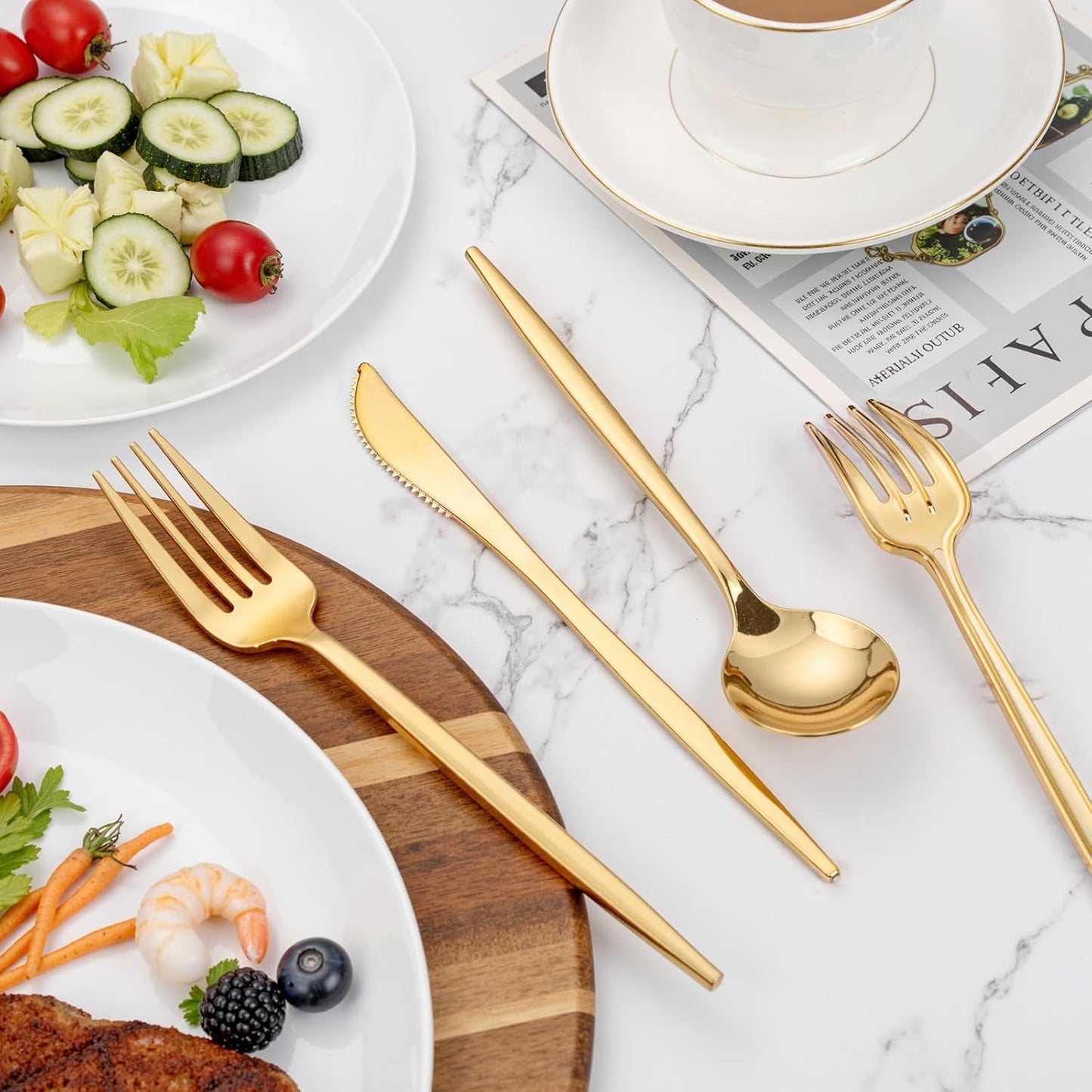 Platos plásticos blancos PULOTE 100 piezas con cubiertos de plástico dorado