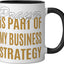 Taza de cerámica con diseño gráfico marrón y negro/blanco