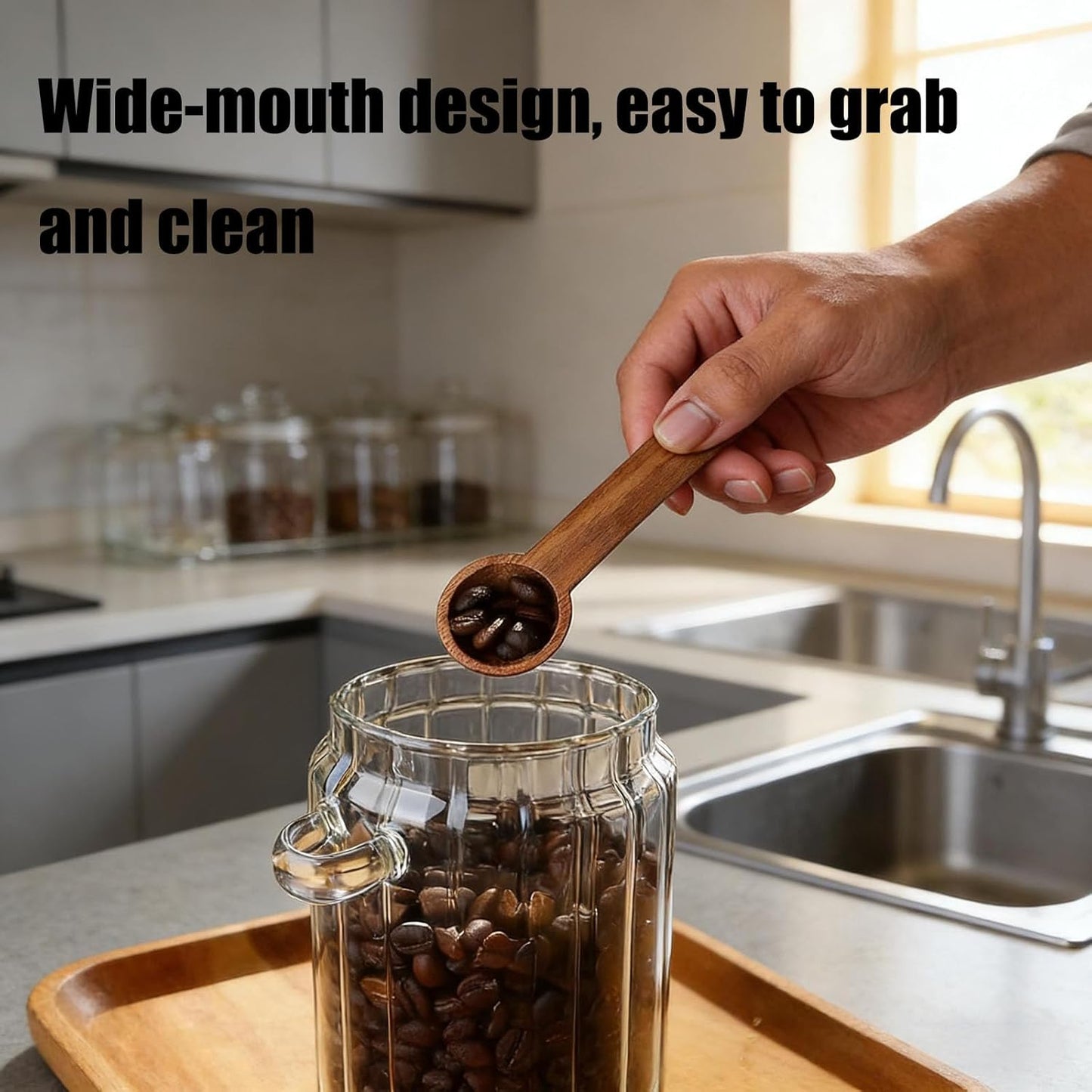 Tarro de vidrio con tapa y cuchara de madera para almacenar granos de café, posos, sal o té