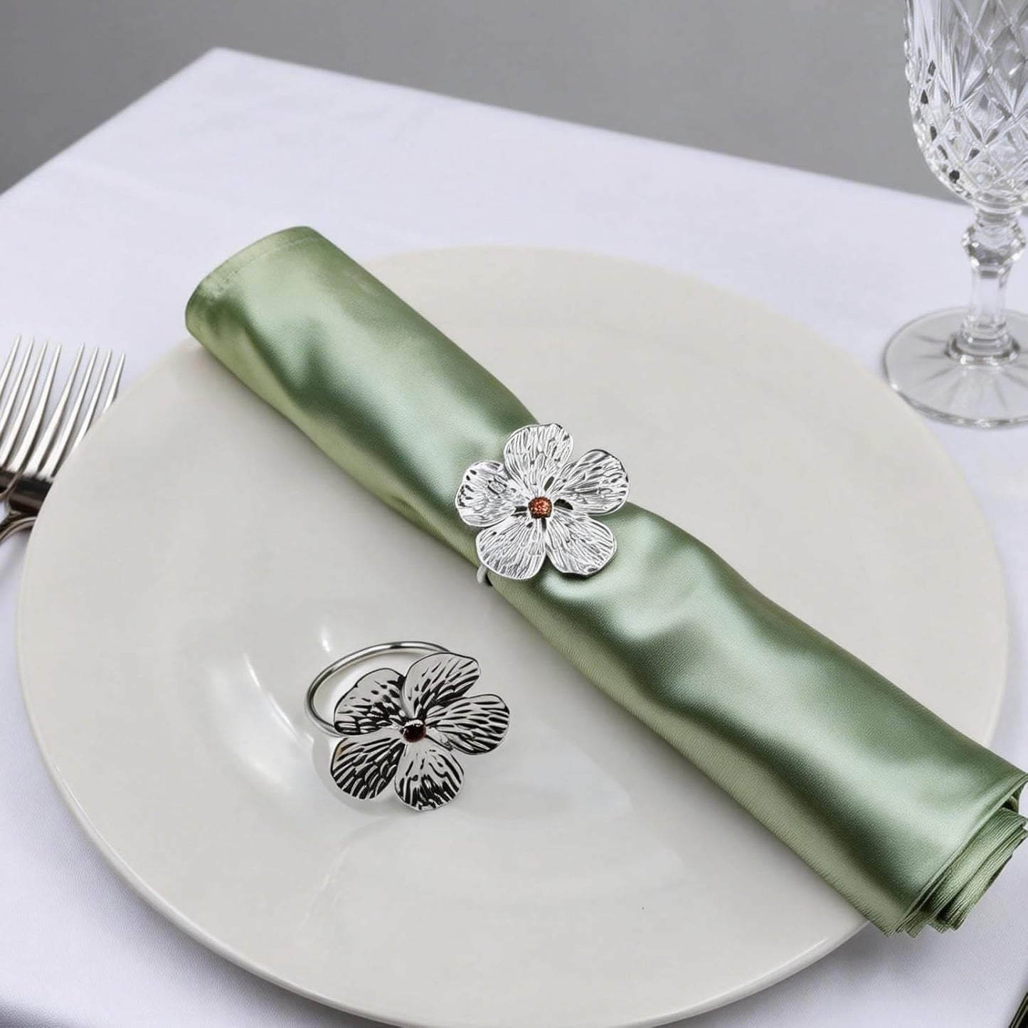 Servilleteros plateados con flor de ciruelo para boda, fiesta y comedor