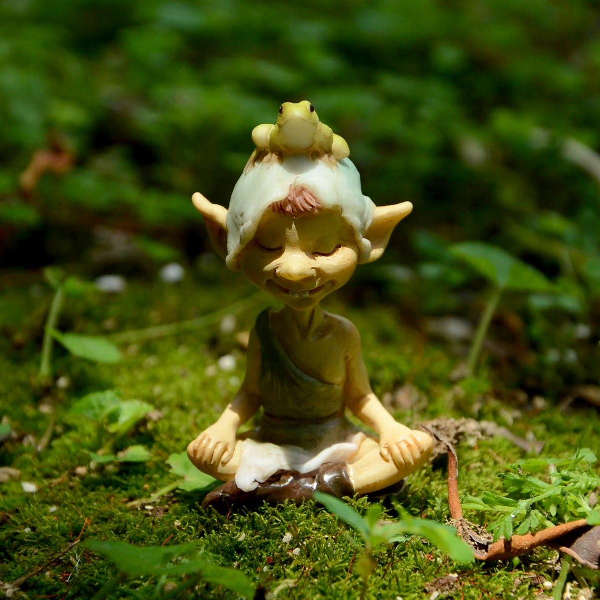 Figura hada meditando con rana terrario