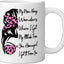 Taza de cerámica para madre blanca con frase 'Mi mamá siempre se pregunta de dónde saco mi actitud'
