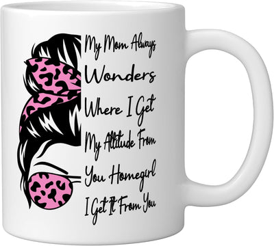 Taza de cerámica para madre blanca con frase 'Mi mamá siempre se pregunta de dónde saco mi actitud'