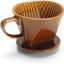 Cafetera de cerámica marrón para verter café
